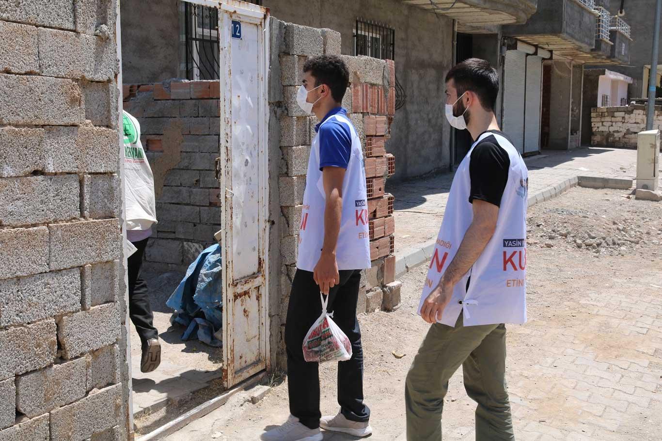 Umut Kervanı Bismil'de bin aileye kurban eti dağıttı Umut Kervanı Bismil'de bin aileye kurban eti dağıttı